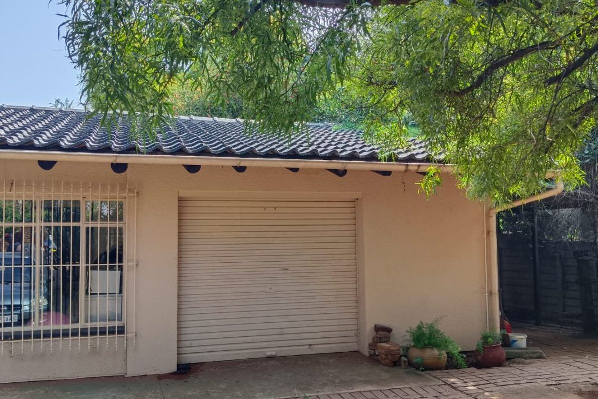 Spacious Family Retreat with Pool and Prime Features - Photo 2