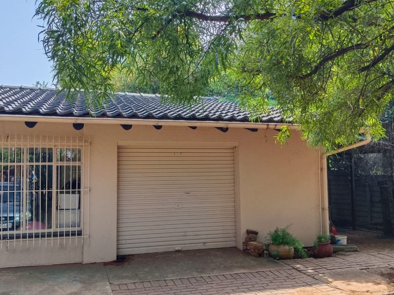 Spacious Family Retreat with Pool and Prime Features - Photo 2