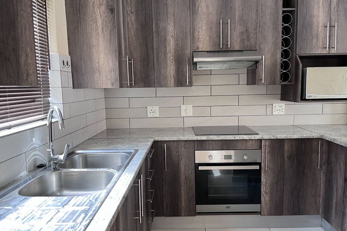 Modern apartment in a neat and well kept complex - Photo 2