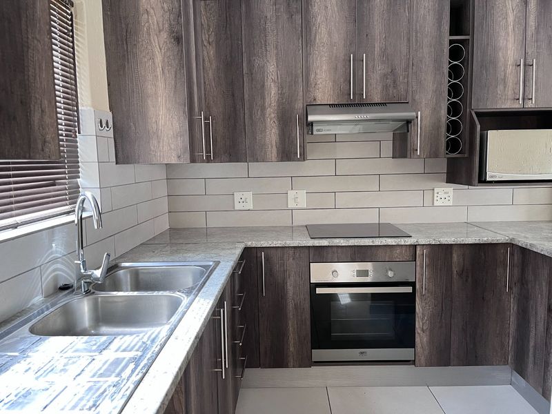 Modern apartment in a neat and well kept complex - Photo 2