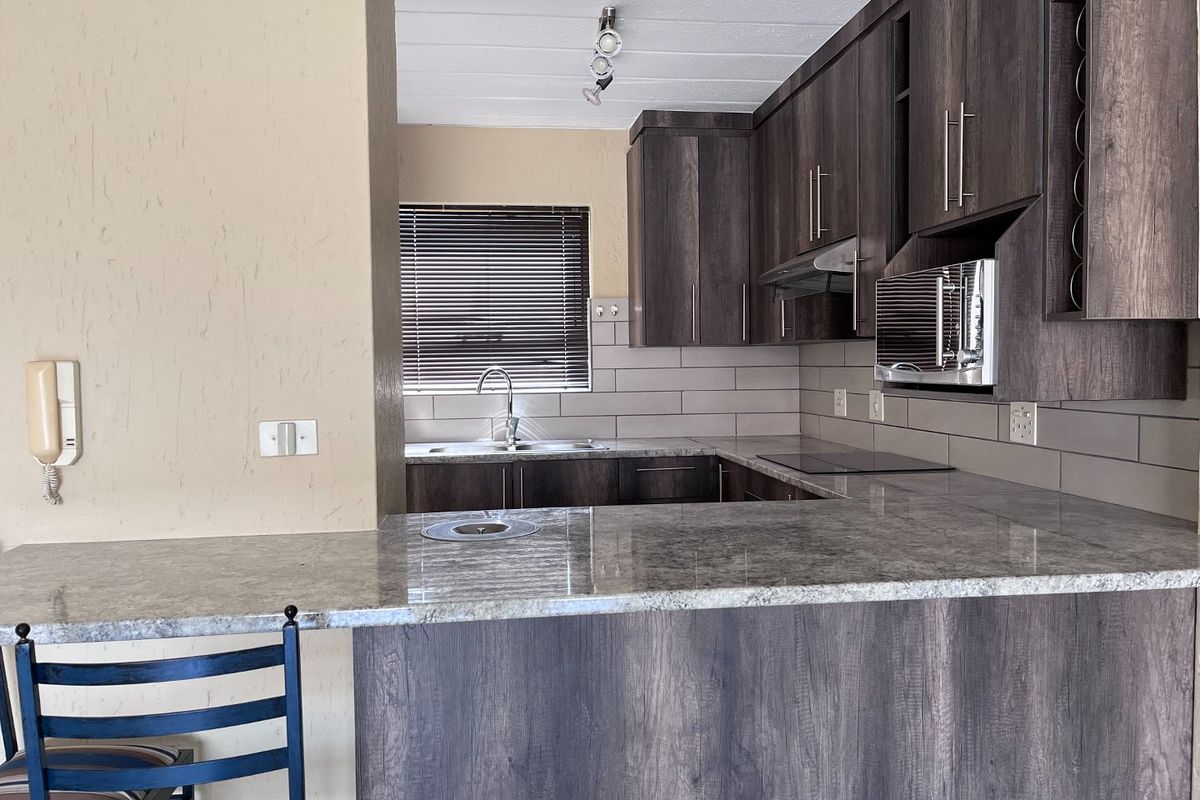 Modern apartment in a neat and well kept complex - Photo 3