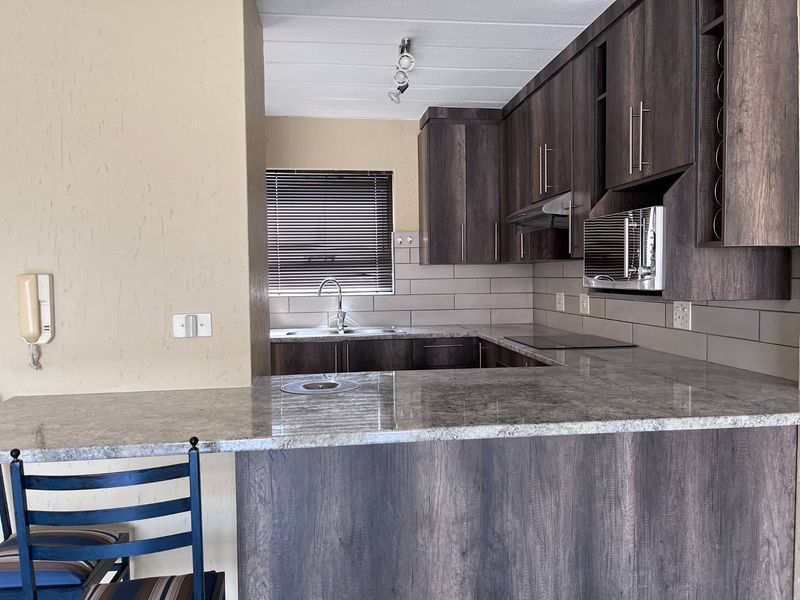 Modern apartment in a neat and well kept complex - Photo 3