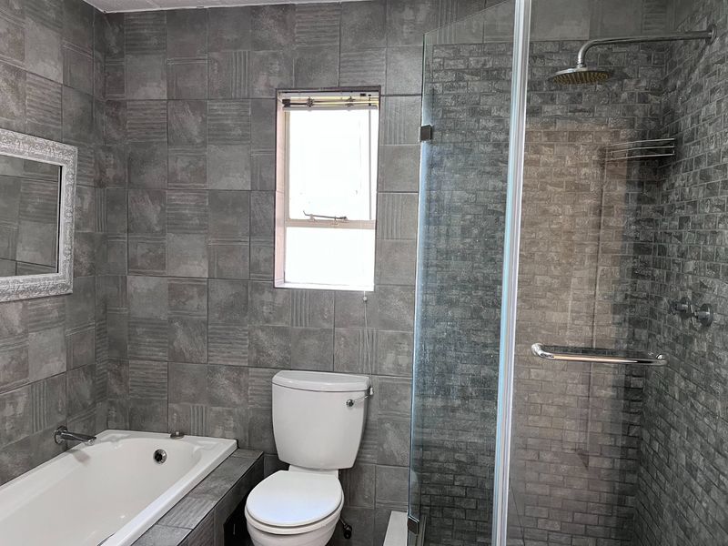 Modern apartment in a neat and well kept complex - Photo 9