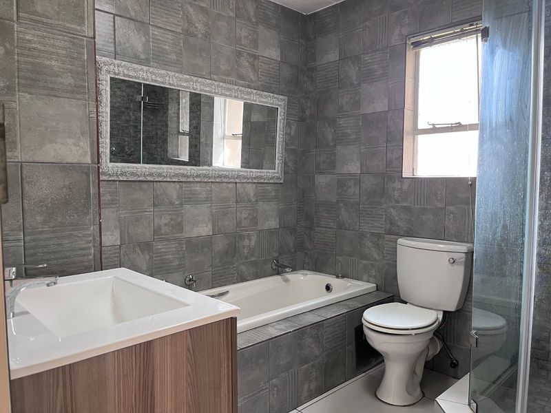 Modern apartment in a neat and well kept complex - Photo 8