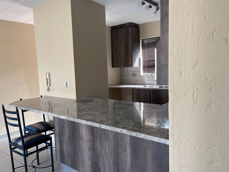 Modern apartment in a neat and well kept complex - Photo 4