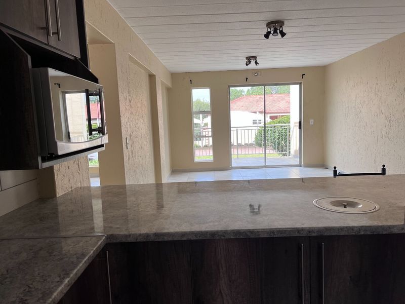 Modern apartment in a neat and well kept complex - Photo 5