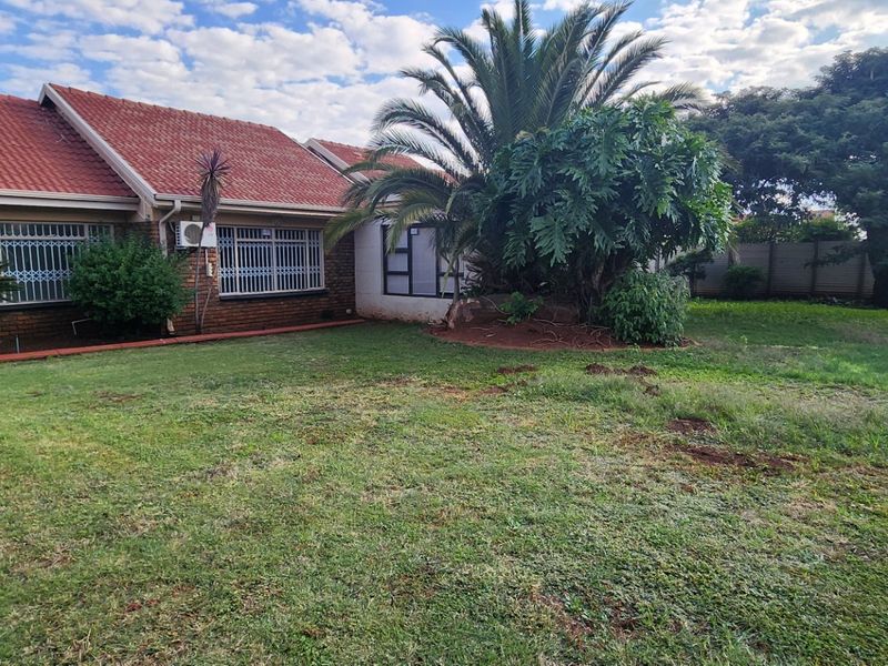 Modern 5-Bedroom House for Rent in Erasmia - Photo 1