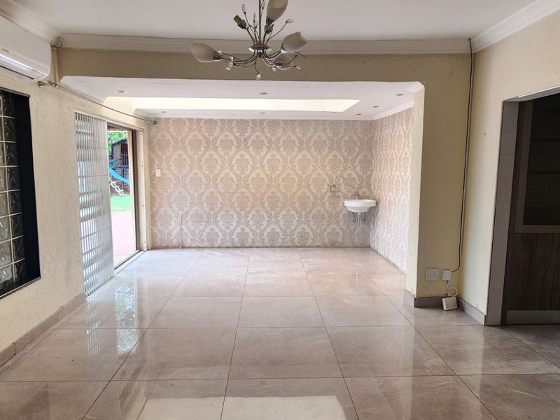 Modern 5-Bedroom House for Rent in Erasmia - Photo 5