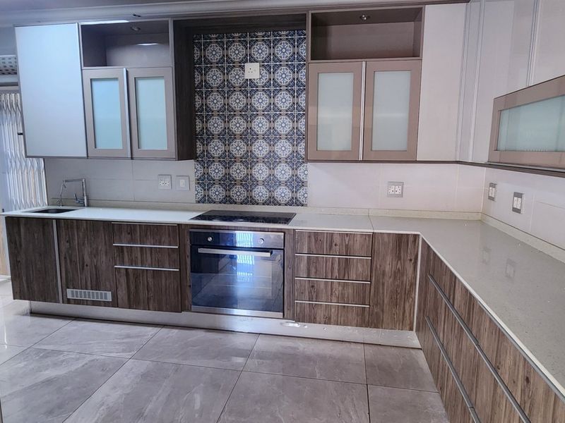 Modern 5-Bedroom House for Rent in Erasmia - Photo 9