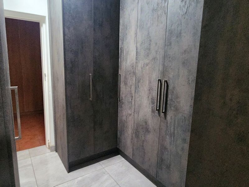 Modern 5-Bedroom House for Rent in Erasmia - Photo 8
