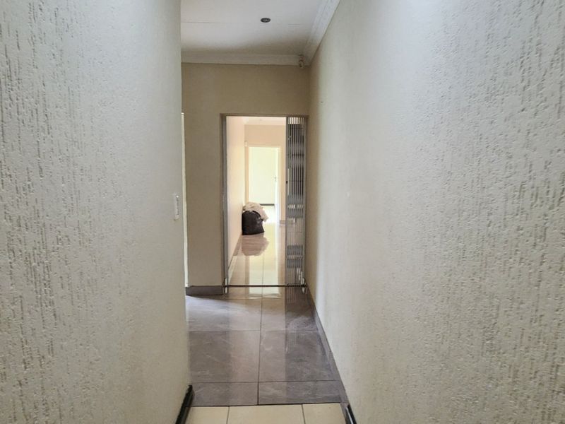 Modern 5-Bedroom House for Rent in Erasmia - Photo 6