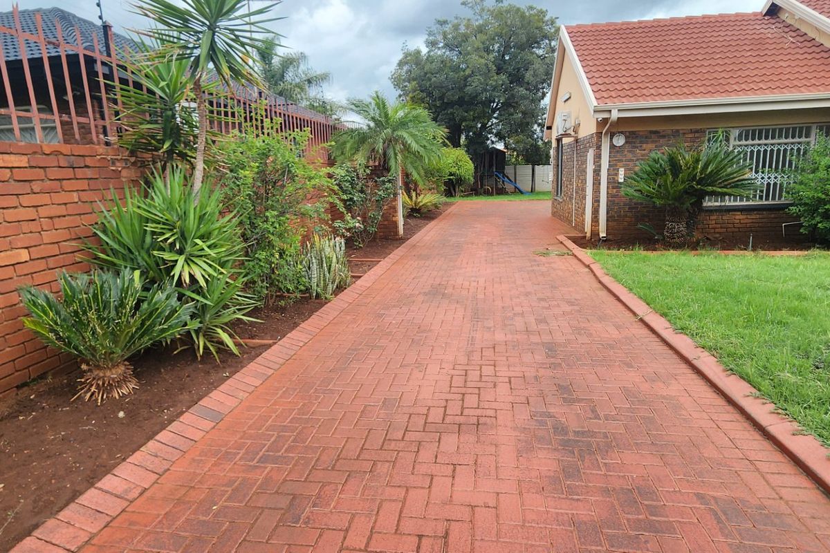 Modern 5-Bedroom Family Home for Sale in Erasmia - Christoburg - Photo 4