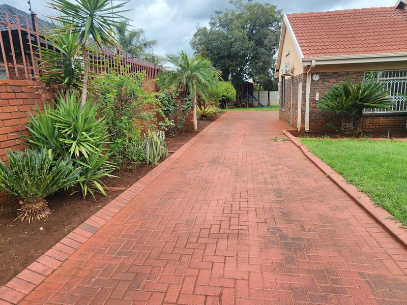 Modern 5-Bedroom Family Home for Sale in Erasmia - Christoburg - Photo 4