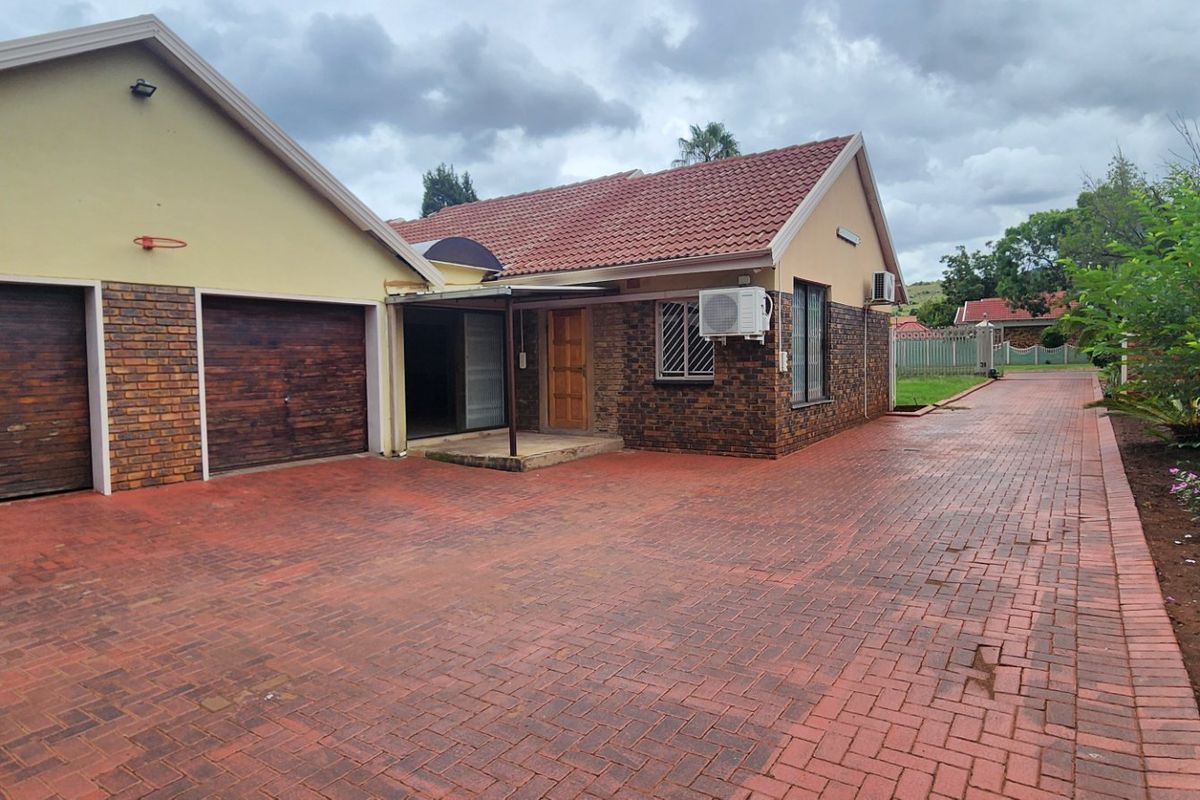 Modern 5-Bedroom Family Home for Sale in Erasmia - Christoburg - Photo 3