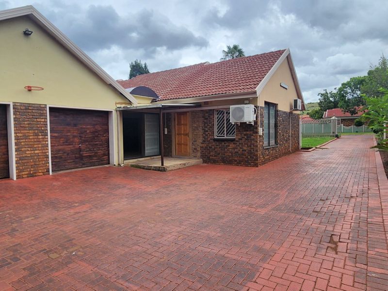 Modern 5-Bedroom Family Home for Sale in Erasmia - Christoburg - Photo 3