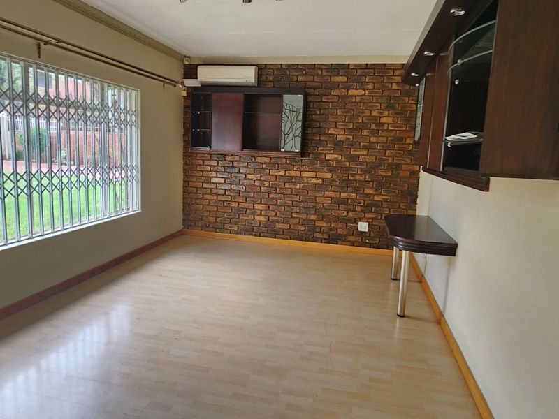 Modern 5-Bedroom Family Home for Sale in Erasmia - Christoburg - Photo 9