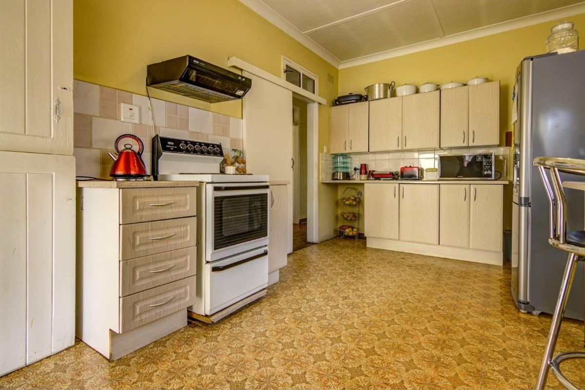 3 Family Home plus Great Flat Potential - Photo 5