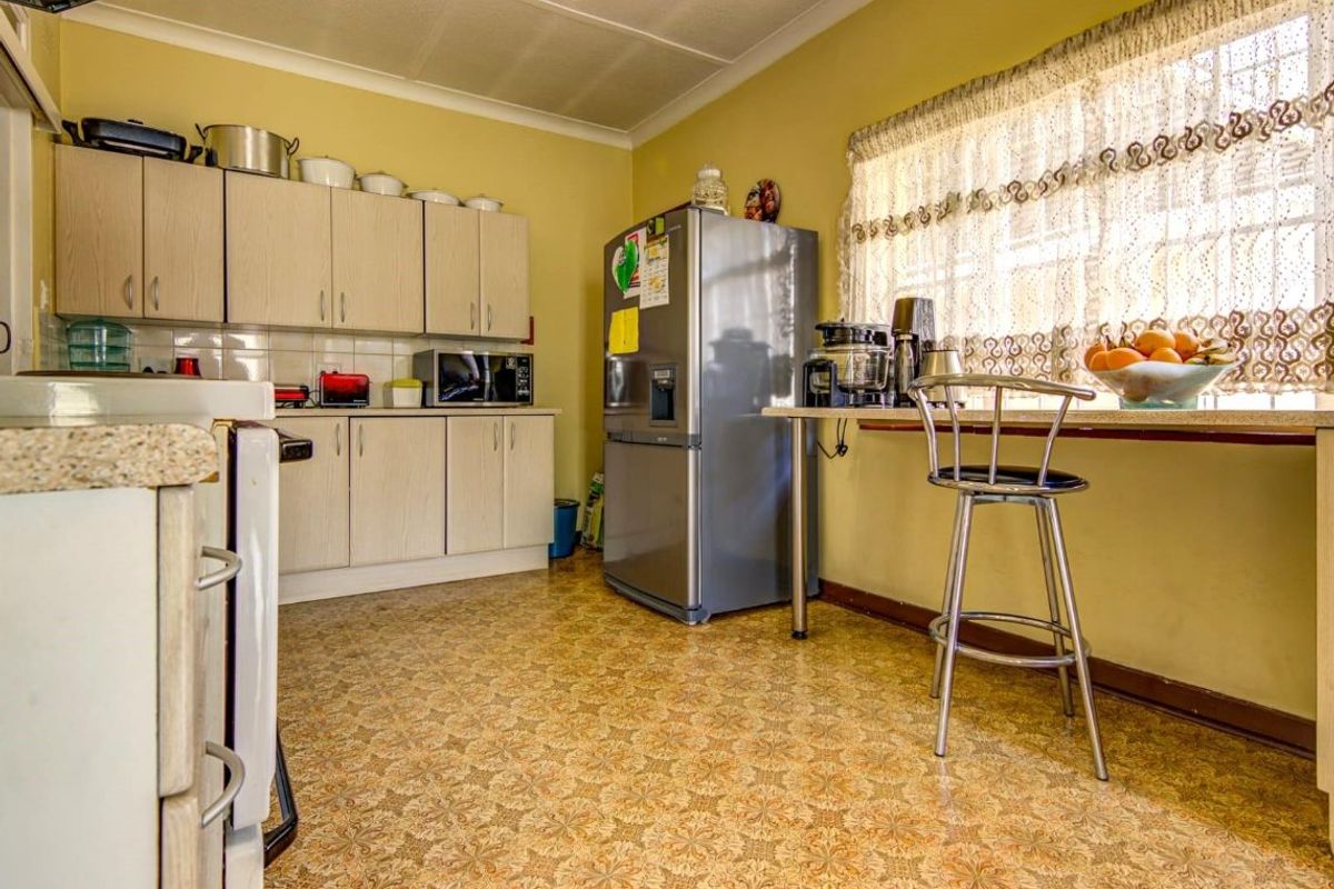 3 Family Home plus Great Flat Potential - Photo 4