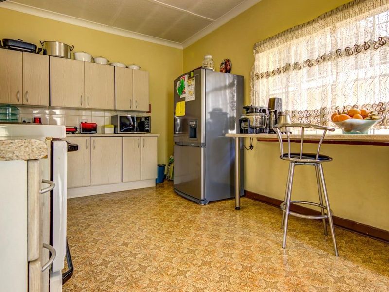 3 Family Home plus Great Flat Potential - Photo 4