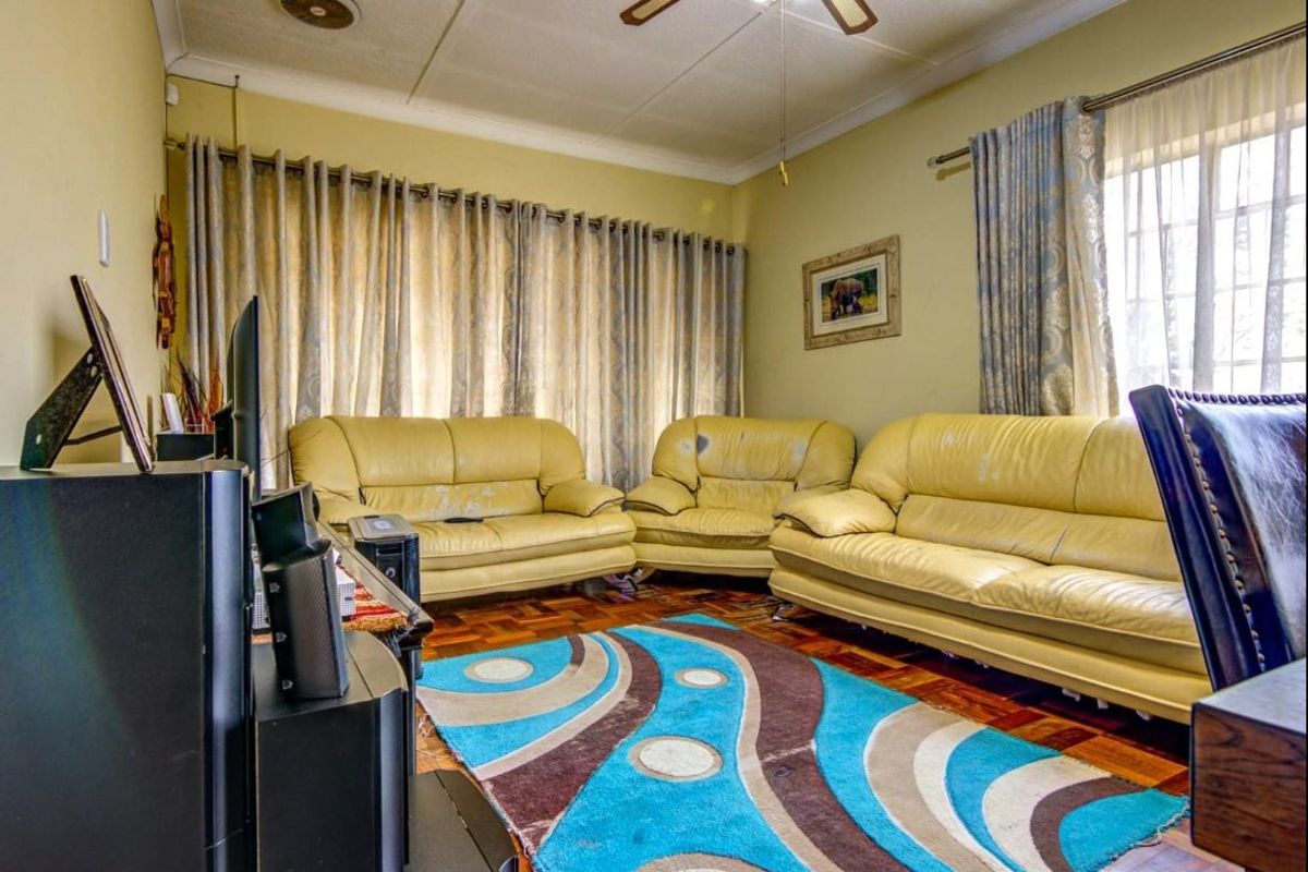 3 Family Home plus Great Flat Potential - Photo 3