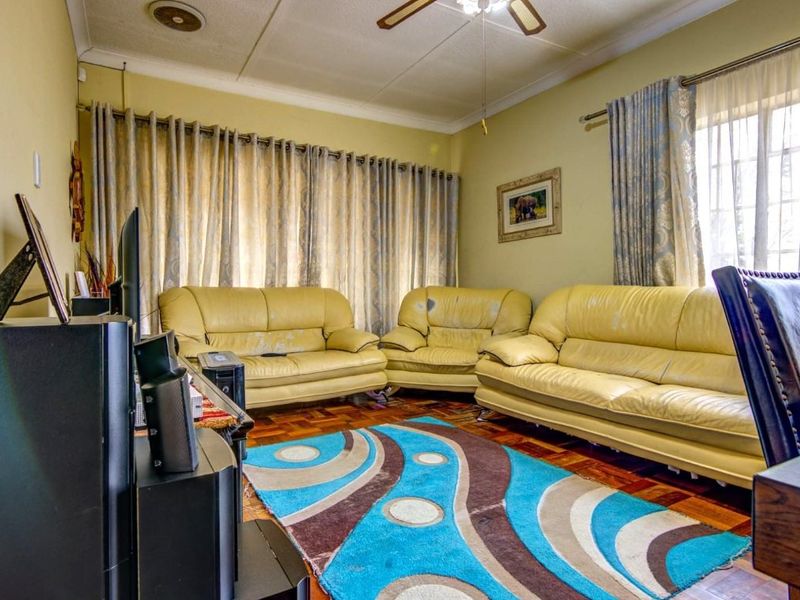 3 Family Home plus Great Flat Potential - Photo 3