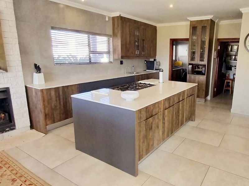 Exquisite Lakeside Living at Its Finest - Photo 4