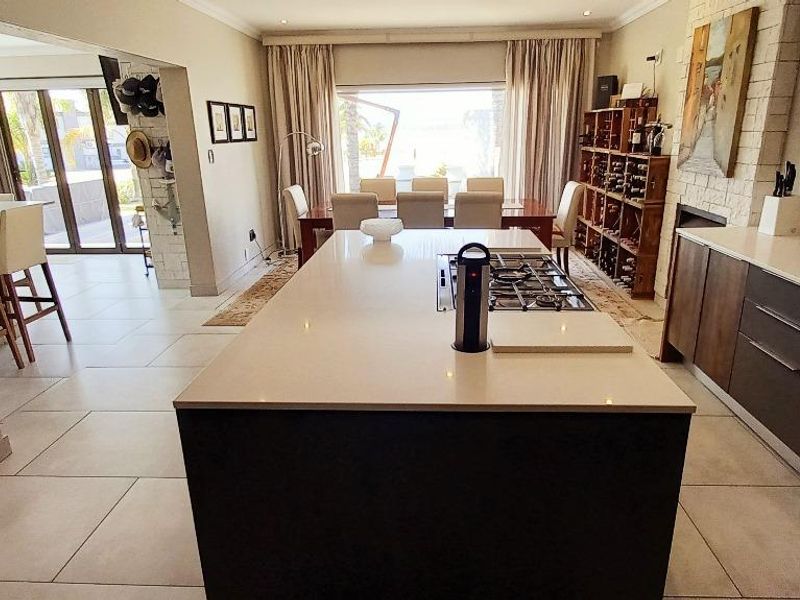 Exquisite Lakeside Living at Its Finest - Photo 5