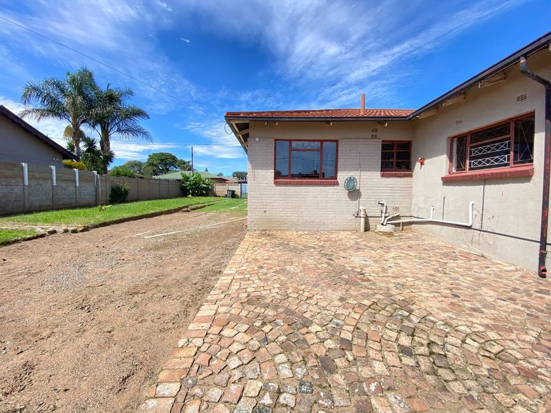 House with plenty to offer for sale - Photo 5