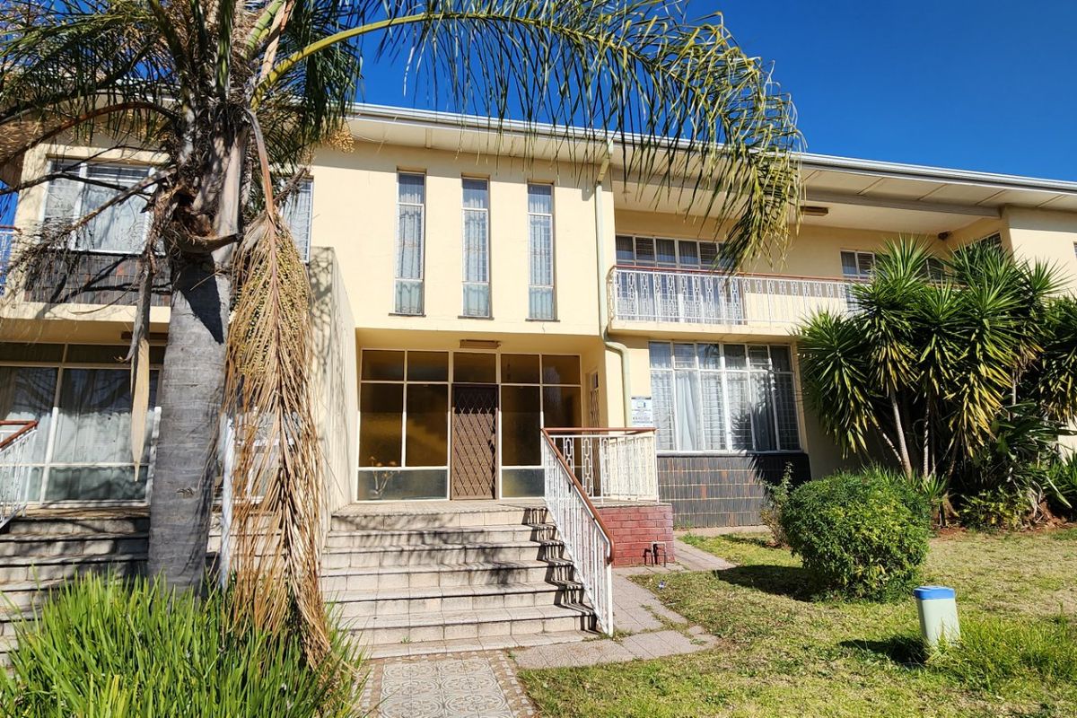 8-Bedroom House for Sale in Laudium - Photo 2