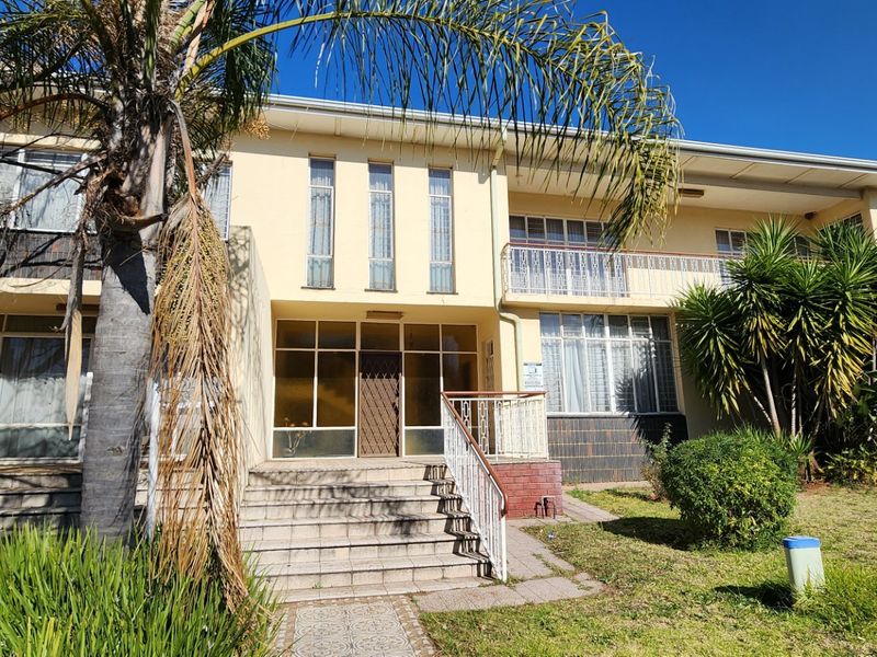 8-Bedroom House for Sale in Laudium - Photo 2