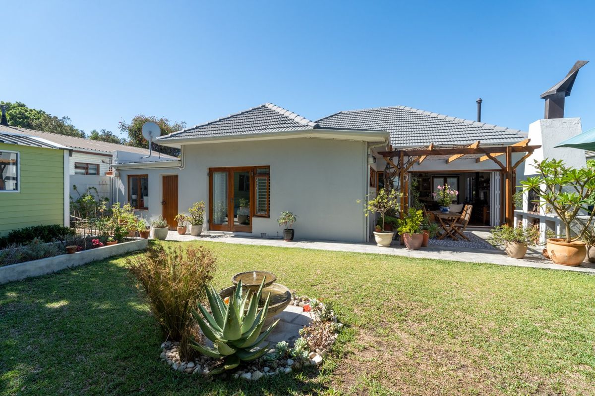 An Upper Wynberg Classic with Soul, Substance, & Distinction - Photo 2