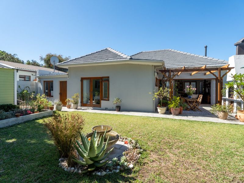 An Upper Wynberg Classic with Soul, Substance, & Distinction - Photo 2