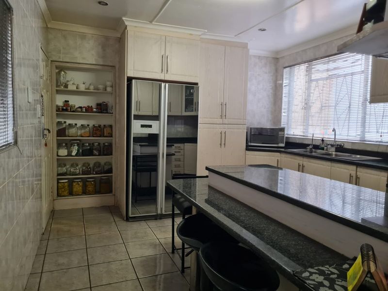 Exclusive Well Positioned and Spacious Design - Photo 10