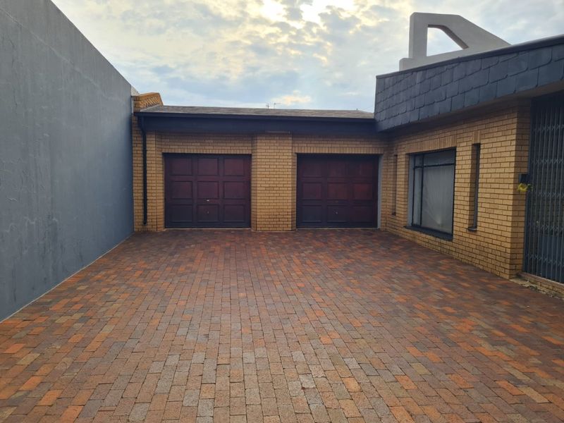 Exclusive Well Positioned and Spacious Design - Photo 4