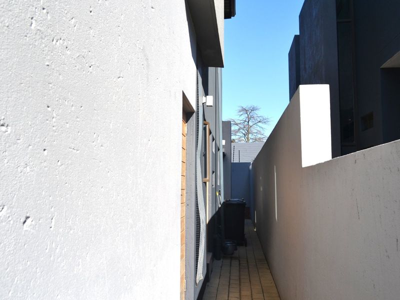 3 Bedroom ensuite Duplex Townhouse for Sale in Bryanston East - Photo 9
