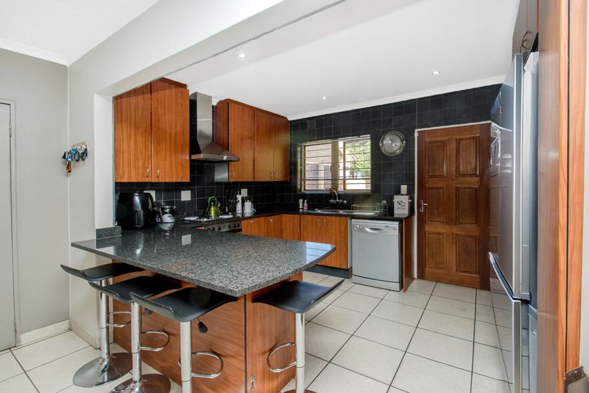 3 Bed 2 Bath Double Garage and Entertainment Area - Photo 2