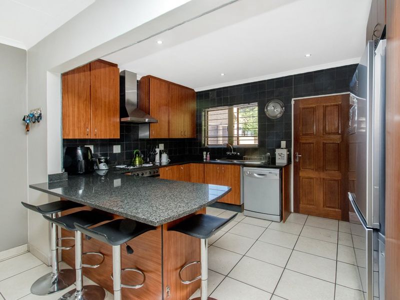 3 Bed 2 Bath Double Garage and Entertainment Area - Photo 2