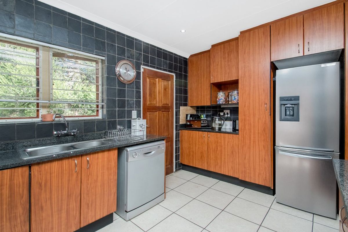 3 Bed 2 Bath Double Garage and Entertainment Area - Photo 5