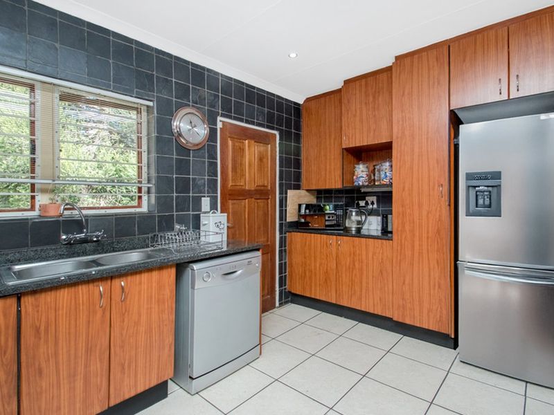 3 Bed 2 Bath Double Garage and Entertainment Area - Photo 5