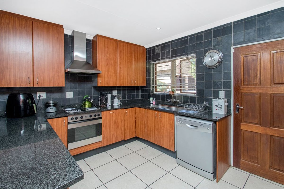 3 Bed 2 Bath Double Garage and Entertainment Area - Photo 4