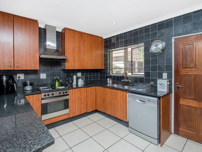 3 Bed 2 Bath Double Garage and Entertainment Area - Photo 4