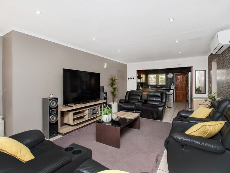 3 Bed 2 Bath Double Garage and Entertainment Area - Photo 8