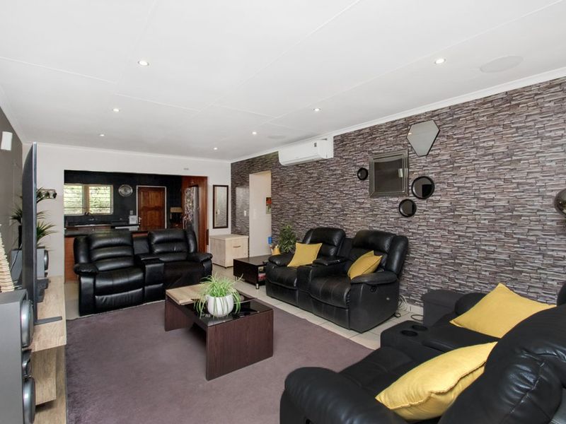 3 Bed 2 Bath Double Garage and Entertainment Area - Photo 6