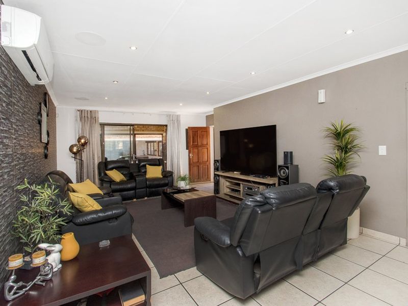 3 Bed 2 Bath Double Garage and Entertainment Area - Photo 7