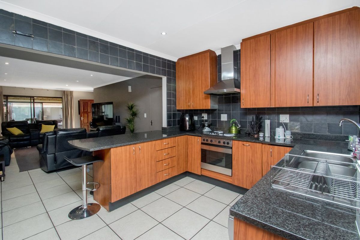 3 Bed 2 Bath Double Garage and Entertainment Area - Photo 3