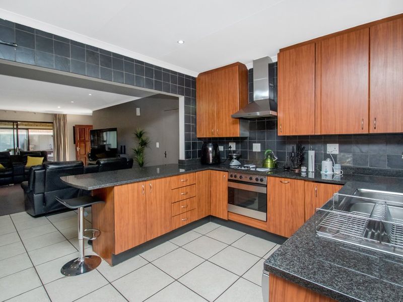 3 Bed 2 Bath Double Garage and Entertainment Area - Photo 3