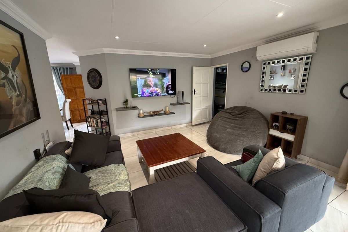 Newly renovated Tech-Savvy home! - Photo 3