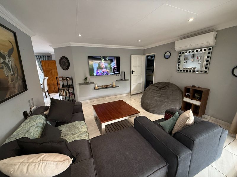 Newly renovated Tech-Savvy home! - Photo 3