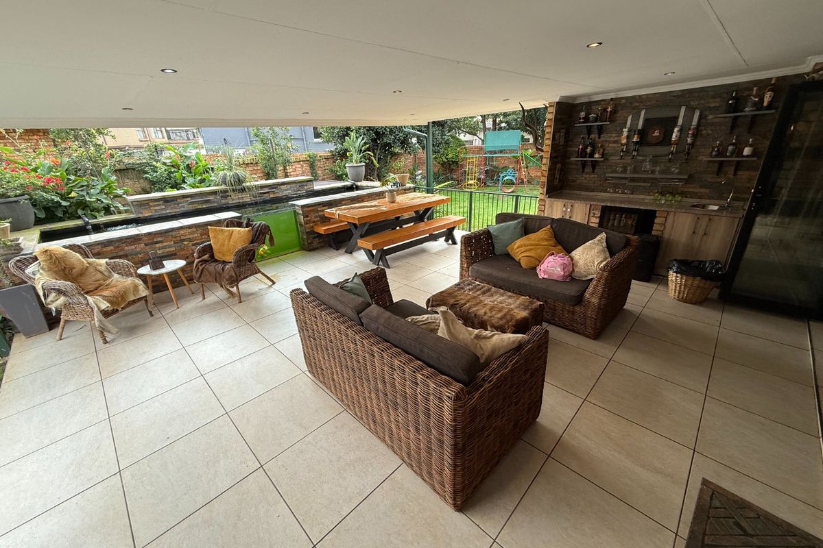 Newly renovated Tech-Savvy home! - Photo 2