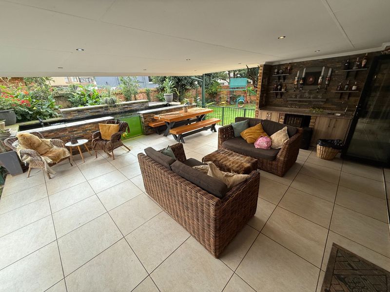 Newly renovated Tech-Savvy home! - Photo 2